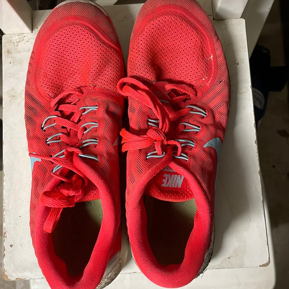Cute hot pink Nike runners 💗 - Picture 1 of 4